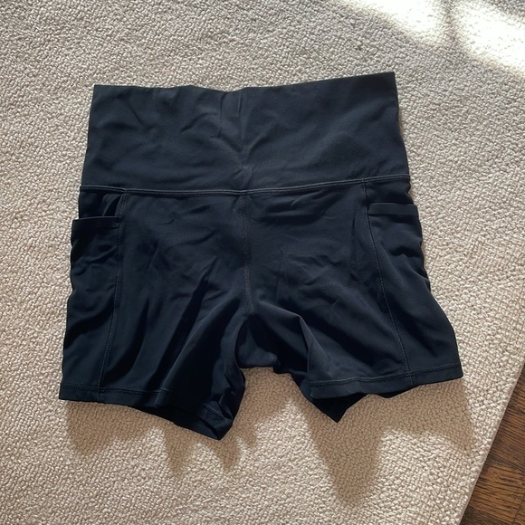 Athleta Salutation Stash 5.5” Short - Picture 4 of 5